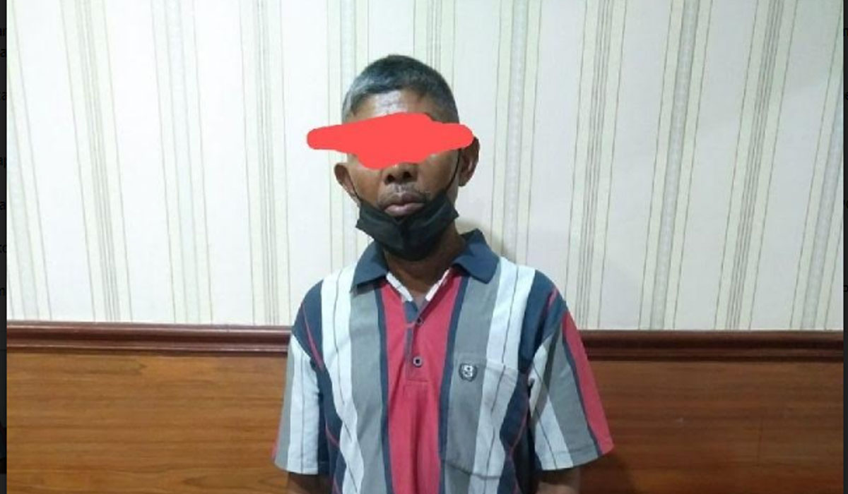Tersangka kakek R panggilan Pusek (65) usai ditangkap Polresta Padang pada Rabu