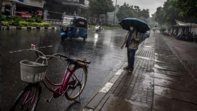 Warga Berjalan Menggunakan Payung Saat Hujan Di Kawasan Kelurahan Gambir, Jakarta, Kamis