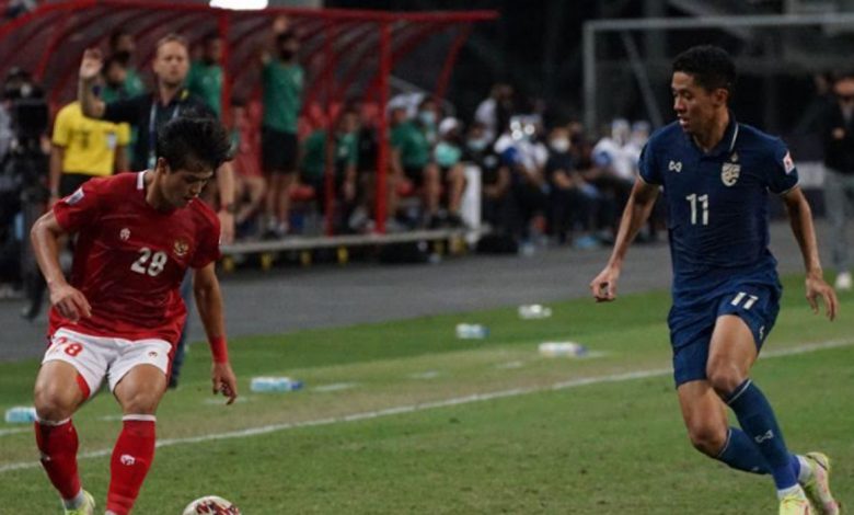 Bek tim nasional Indonesia Alfeandra Dewangga( kiri) menggiring bola dalam pengawasan pemain Thailand Bordin Phala dalam laga leg pertama final Piala AFF 2020 di Stadion Nasional, Singapura, Rabu (29/12/2021). Indonesia kalah 0-4 pada pertandingan tersebut