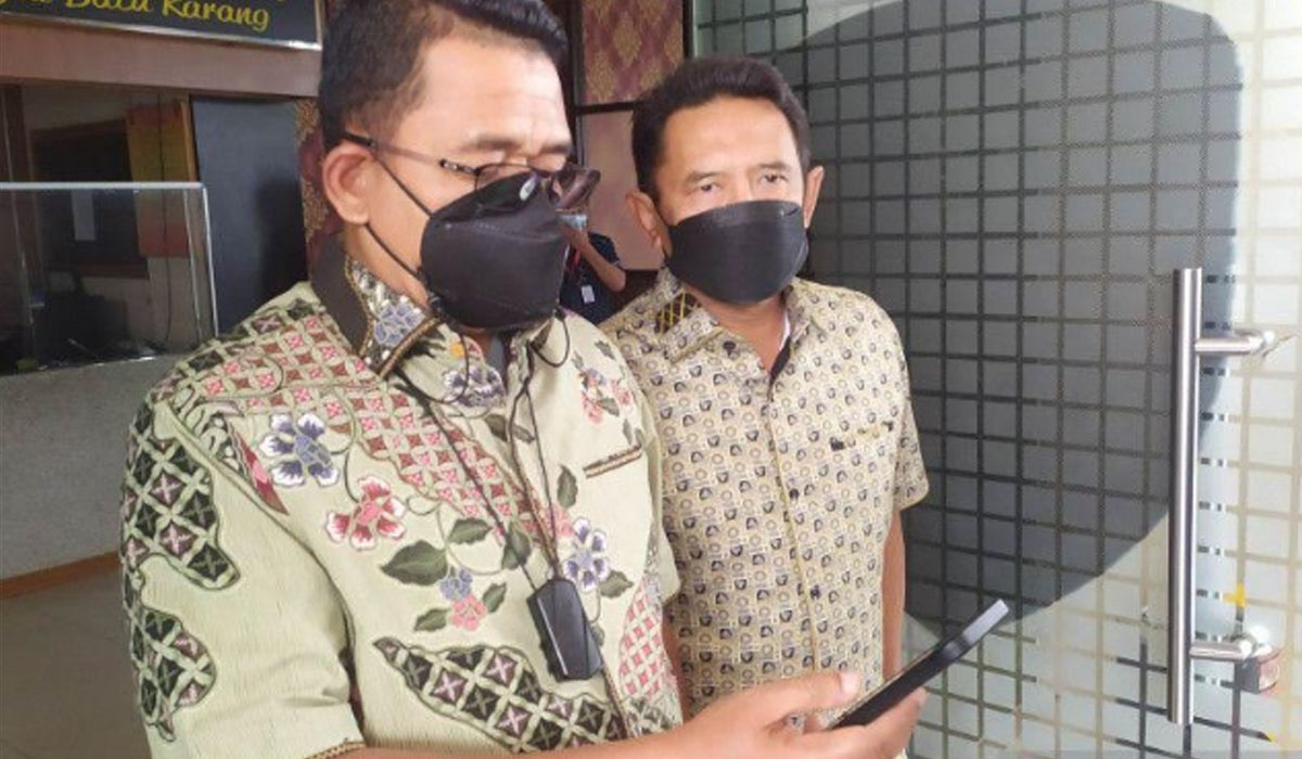 Direktur Reserse Kriminal Khusus Polda Jawa Barat Kombes Arief Rachman (kiri) bersama Direktur Reserse Kriminal Umum Polda Jawa Barat Kombes Yani Sudarto