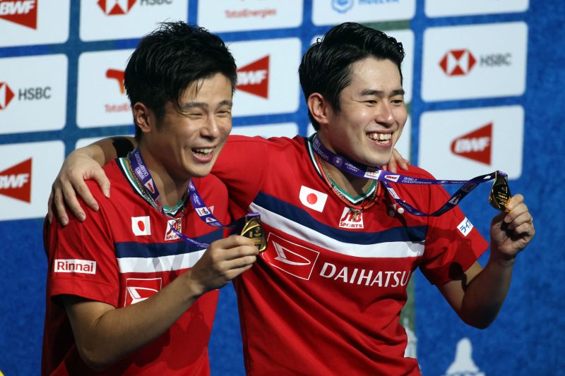 Ganda putra Jepang Takuro Hoki/Yugo Kobayashi menyabet medali emas setelah menundukkan pasangan China He Ji Ting/Tan Qiang 21-12, 21-18 pada laga final Kejuaraan Dunia BWF di Huelva, Spanyol, Minggu (19/12/2021). Foto : Antara/AFP/Jose Jordan
