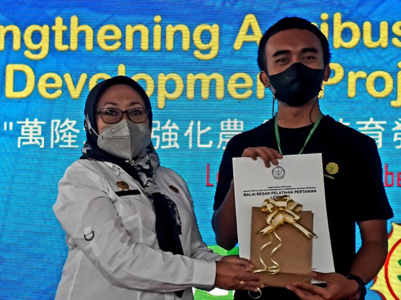 Sekretaris BPPSDMP Kementan Siti Munifah (kiri) bersama petani milenial yang mengikuti pelatihan yang digelar TETO dan IETO bersama BBPP Lembang. Foto: BPPSDMP