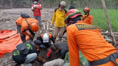 Tim Evakuasi Mengevakusasi Korban Gunung Semeru