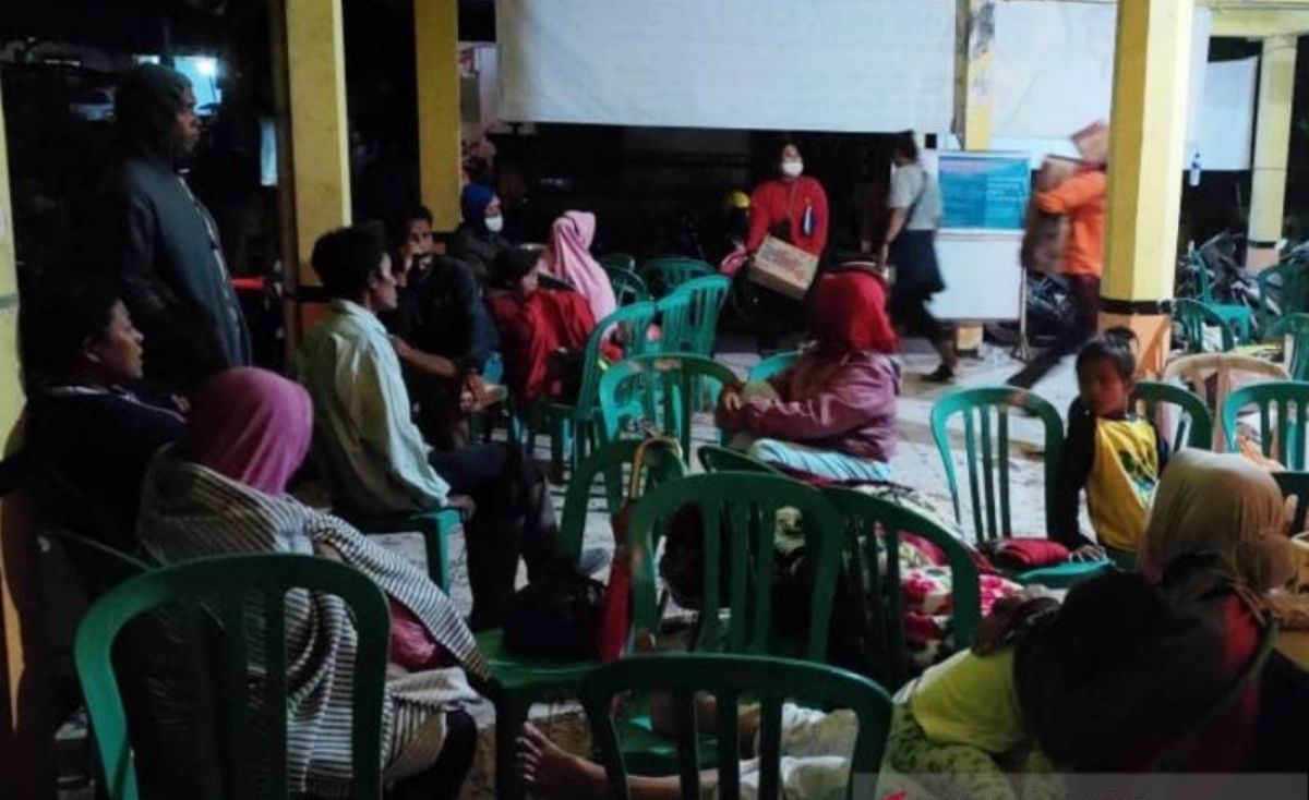 puluhan warga erupsi gunung erupsi