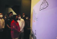 Menteri Sosial Tri Rismaharini meresmikan ruang tata pamer di Pesanggrahan Menumbing, Muntok, Bangka Barat, Minggu (19/12/2021). Foto : Antara/Indriani
