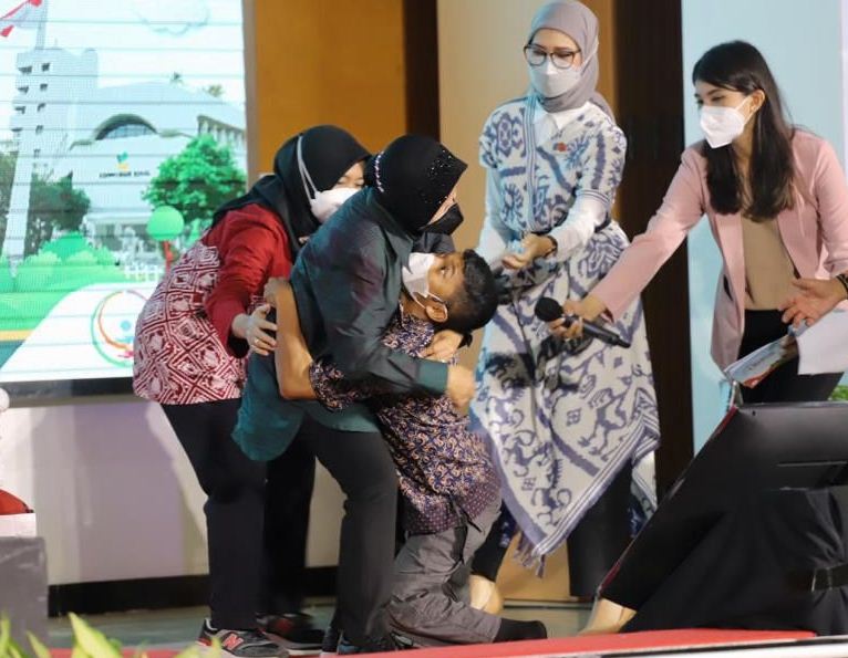 Menteri Sosial (Mensos) Tri Rismaharini memeluk Gading Ogi Saputra, penyandang disabilitas fisik dalam penutupan rangkaian HDI 2021 di Gedung Aneka Bhakti, Kemensos, Jakarta, Jumat (3/12/2021). Foto : Kemensos