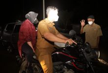 Dengan menggunakan sepeda motor, Selasa (7/12/2021) malam, Menteri Sosial (Mensos) Tri Rismaharini mengunjungi korban banjir di Kabupaten Sintang, Kalimantan Barat. Foto : Kemensos