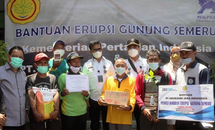 Mentan Syahrul Bersama Sebagian Petani Dan Peternak Terdampak Erupsi Semeru Yang Mendapat Bantuan Dari Kementan. Foto: Bppsdmp