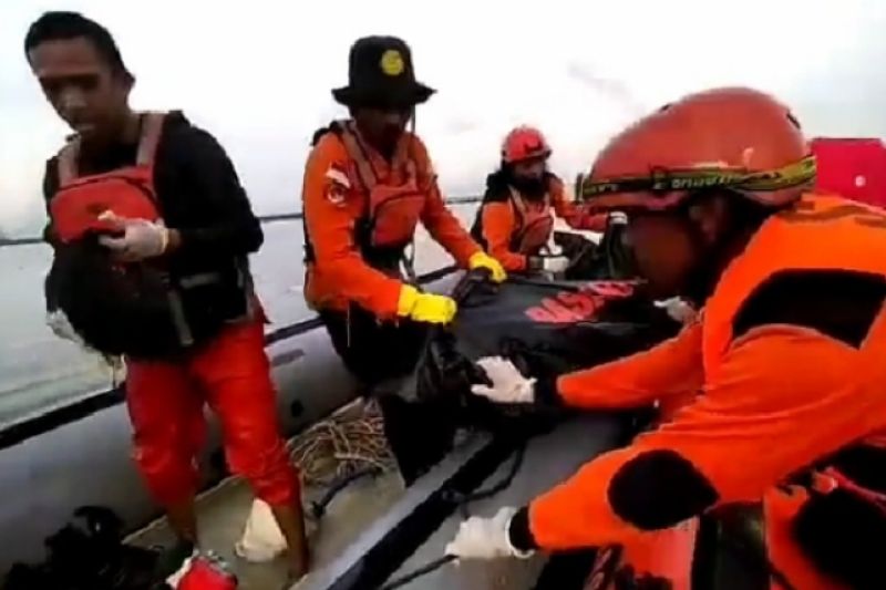 Anggota Basarnas dan BPBD Makassar serta regu SAR lainnya saat melakukan pencarian korban tenggelam di Pelabuhan Paotere Makassar, Minggu (19/12/2021). Foto : Antara/HO