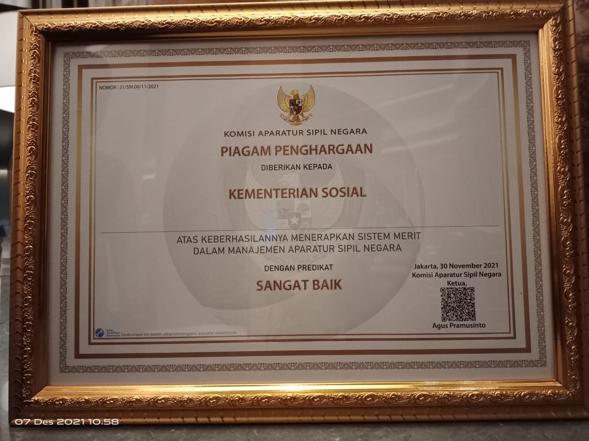 Penghargaan Penerapan Sistem Merit Dalam Manajemen ASN di Lingkungan Instansi Pemerintah pada 2021 dengan kategori Sangat Baik (SB) yang diterima Kemensos. Foto : Kemensos