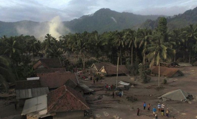 Foto udara kondisi permukiman warga yang tertimbun material guguran awan panas Gunung Semeru di Desa Sumber Wuluh, Lumajang, Jawa Timur, Minggu (5/12/2021). Foto : Antara/Zabur Karuru/pras.