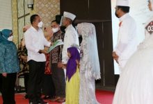 walikota surabaya bersama pengantin