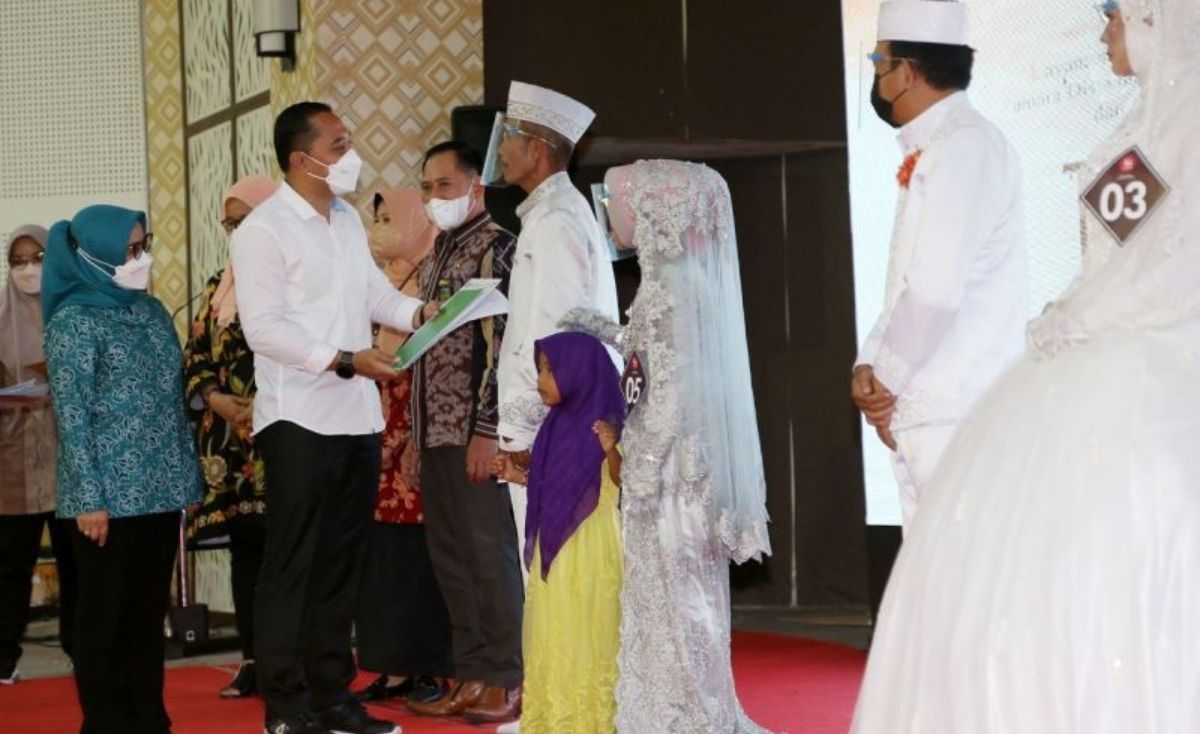 walikota surabaya bersama pengantin