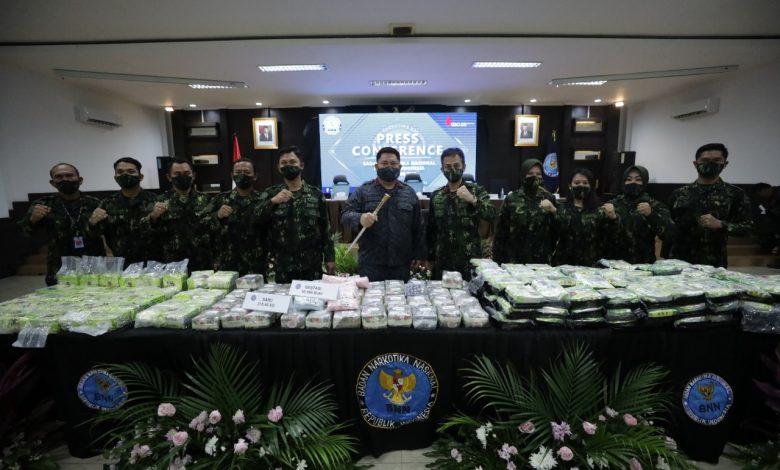 Kepala BNN RI Irjen Pol Petrus Reinhard Golose bersama Direktur Narkotika BNN RI Brigjen Pol Aldrin MP Hutabarat beserta jajarannya menunjukkan barang bukti berupa ekstasi dan sabu-sabu dalam konferensi pers di Kantor BNN RI, Jakarta Timur, Senin (17/1/2022). Foto : BNN RI