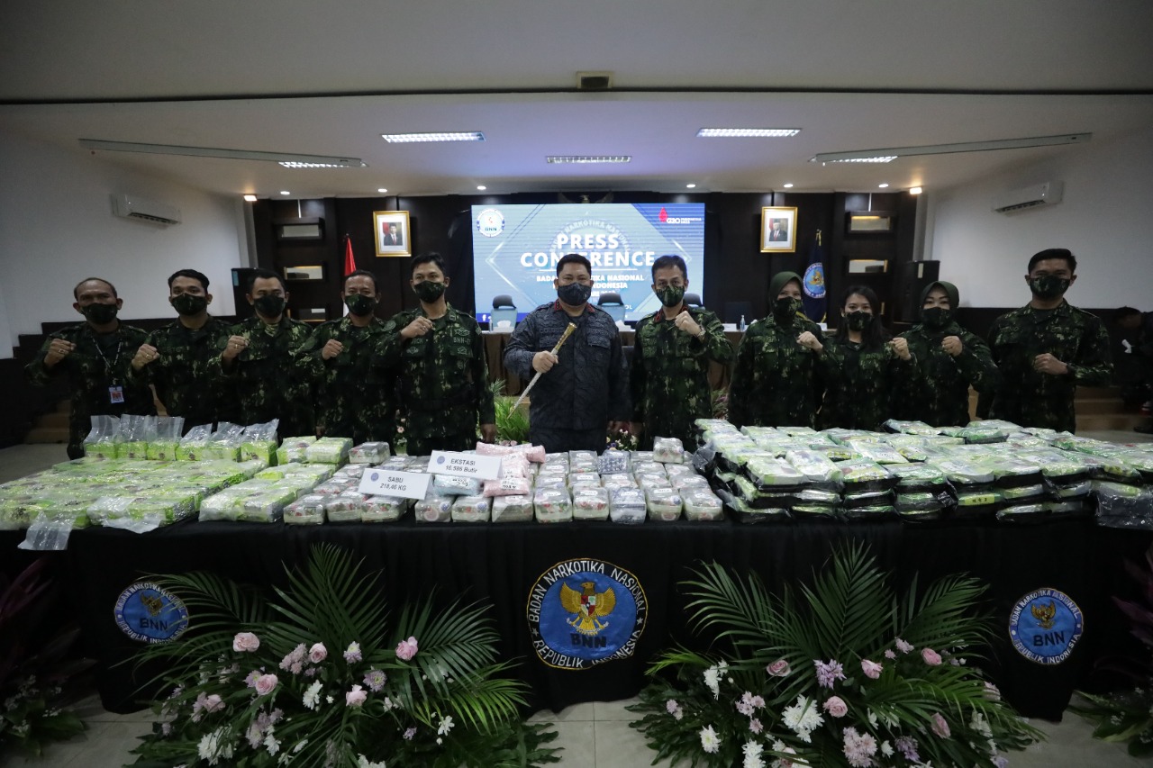 Kepala BNN RI Irjen Pol Petrus Reinhard Golose bersama Direktur Narkotika BNN RI Brigjen Pol Aldrin MP Hutabarat beserta jajarannya menunjukkan barang bukti berupa ekstasi dan sabu-sabu dalam konferensi pers di Kantor BNN RI, Jakarta Timur, Senin (17/1/2022). Foto : BNN RI