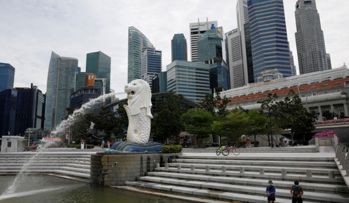 Patung Merlion, ikon Singapura di Taman Merlion yang sebagian besar kosong di Singapura 31 Agustus 2021