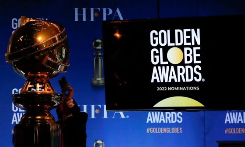Seseorang memegang telepon di samping patung Golden Globe sebelum pengumuman nominasi Golden Globe Awards ke-79 di Beverly Hills, California, AS, 13 Desember 2021
