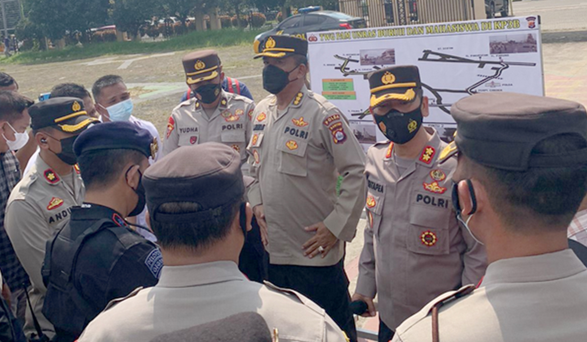 Kepala Biro Operasional (Karooops) Polda Banten Komisaris Besar (Kombes) Polisi Amiludin Roemtaat memberikan arahan kepada perwira pengendali pengamanan