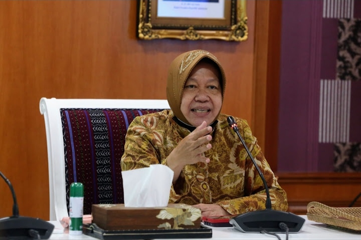 Menteri Sosial Tri Rismaharini saat konferensi pers soal tenaga kesejahteraan sosial kecamtan (TKSK) di Kantor Kementerian Sosial Jakarta