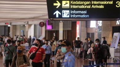 Sejumlah Penumpang Pesawat Berjalan Di Area Terminal 2F Internasional Bandara Soekarno Hatta, Tangerang, Banten, Jumat