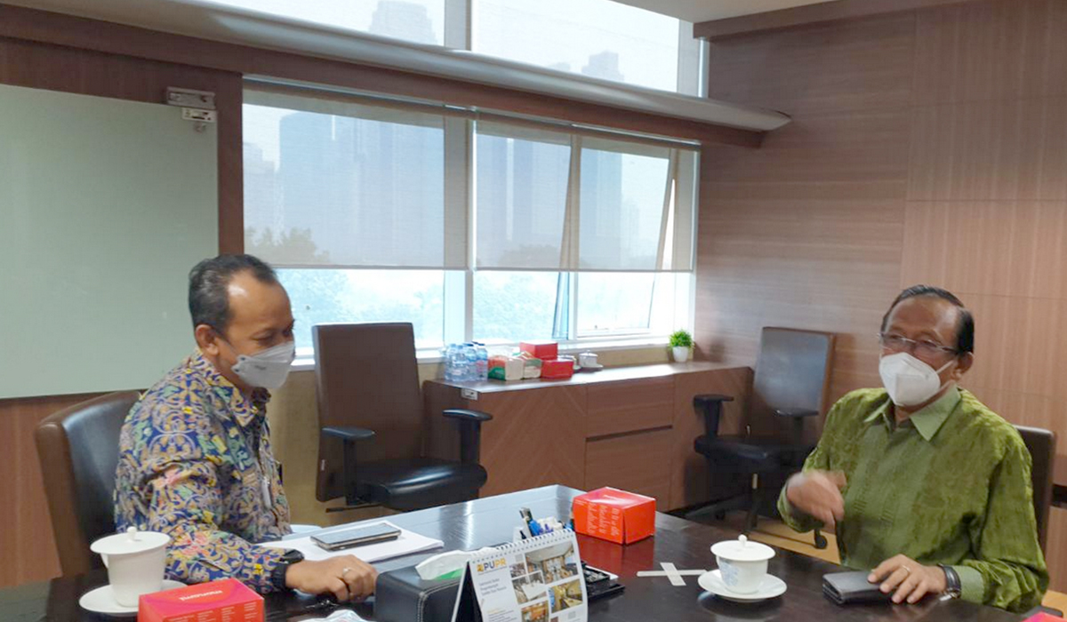 Direktur Jenderal Perumahan Kementerian Pekerjaan Umum dan Perumahan Rakyat (PUPR) Iwan Suprijanto (kiri) menerima audiensi Direktur Utama Perum Perumnas Budi Saddewa Soediro (kanan) di Kantor Direktorat Jenderal Perumahan Kementerian PUPR, Jakarta, Rabu (5/1/2022).