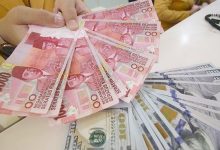Teller Bank Mandiri menunjukkan uang pecahan Dolar AS dan Rupiah di Bank Mandiri KCP Jakarta DPR, Senin( 7/ 1/ 2019). Kurs Rupiah terhadap Dolar AS menguat 1, 3 persen menjadi Rp14.080.