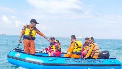 Direktorat Polisi Perairan Dan Udara (Ditpolairud) Kepolisian Daerah (Polda) Banten Mencari Seorang Penumpang Kapal Ferry Merak-Bakauheni Yang Jatuh Ke Laut