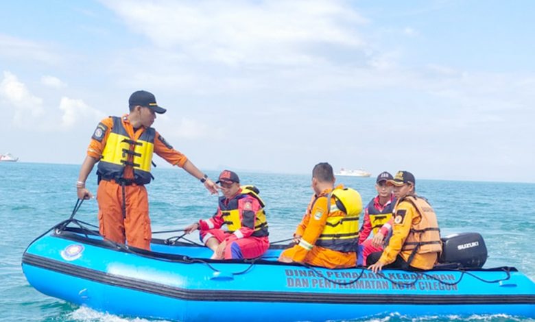 Direktorat Polisi Perairan dan Udara (Ditpolairud) Kepolisian Daerah (Polda) Banten mencari seorang penumpang kapal Ferry Merak-Bakauheni yang jatuh ke laut