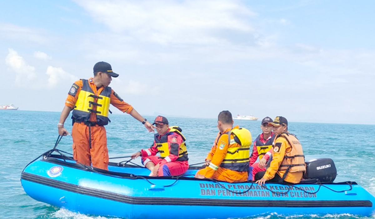 Direktorat Polisi Perairan dan Udara (Ditpolairud) Kepolisian Daerah (Polda) Banten mencari seorang penumpang kapal Ferry Merak-Bakauheni yang jatuh ke laut
