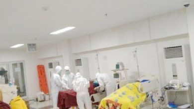 Tim dokter memeriksa awal pasien terkait wabah corona atau Covid-19 di ruang IGD Rumah Sakit Darurat Wisma Atlet, Jakarta, Sabtu (28/3/2020).