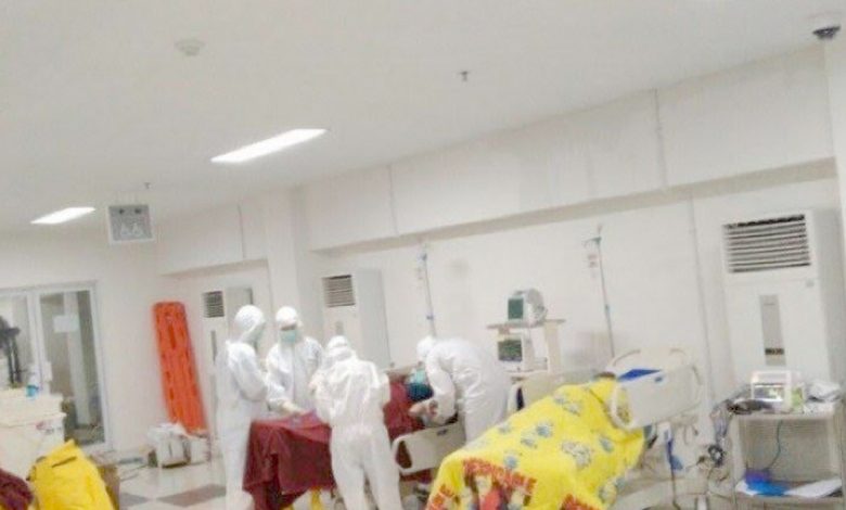 Tim dokter memeriksa awal pasien terkait wabah corona atau Covid-19 di ruang IGD Rumah Sakit Darurat Wisma Atlet, Jakarta, Sabtu (28/3/2020).