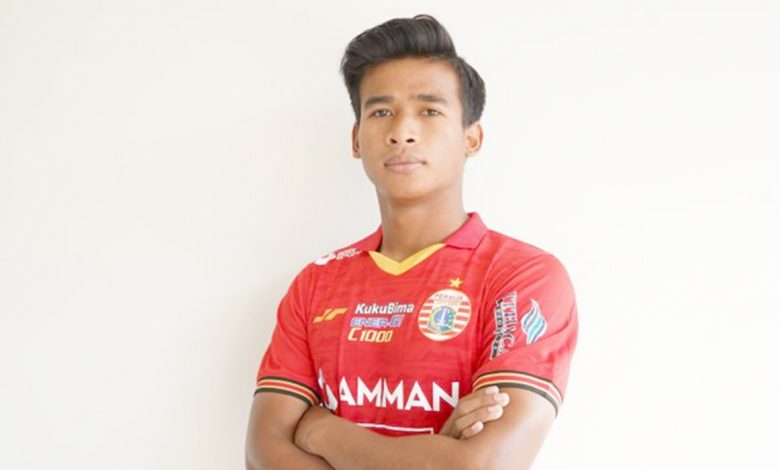 Pemain baru Persija Irfan Jauhari berpose untuk klub pada Selasa (4/11/2021). Irfan menjadi pemain baru keenam skuad "Macan Kemayoran" yang mulai beraksi pada putaran kedua Liga 1 Indonesia 2021-2022.