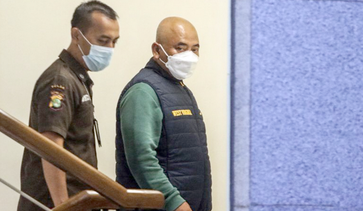 Wali Kota Bekasi Rahmat Effendi (kanan) berjalan menuju ruang pemeriksaan usai terjaring Operasi Tangkap Tangan (OTT) KPK di Gedung Merah Putih KPK, Jakarta, Rabu (5/1/2022). Tim Satgas KPK melakukan OTT terhadap Wali Kota Bekasi Rahmat Effendi dan pihak lainnya serta mengamankan barang bukti sejumlah uang