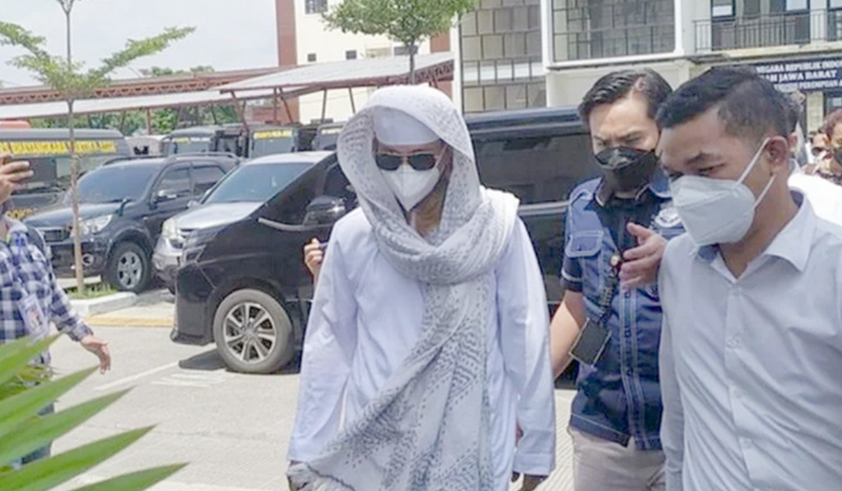 Bahar Smith saat mendatangi Gedung Direktorat Reserse Kriminal Umum Kepolisian Daerah (Polda) Jawa Barat.