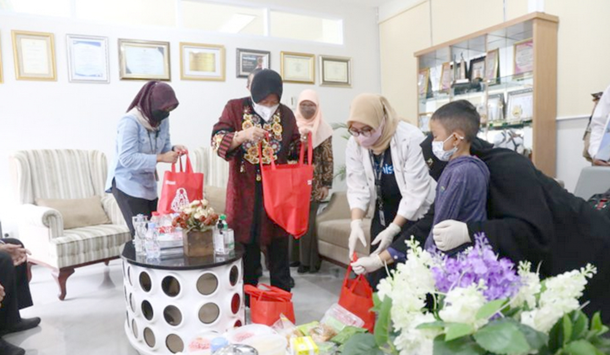 Menteri Sosial Tri Rismaharini memberikan tujuh tas berisi bantuan untuk bocah pengidap tuberkulosis (TBC) tulang belakang dan paru M. Agil Agisna (8) di RSUD Ciawi