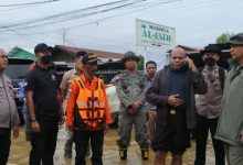 Tim SAR gabungan mengevakuasi warga terdampak banjir dan tanah longsor di Kota Jayapura, Papua, Jumat