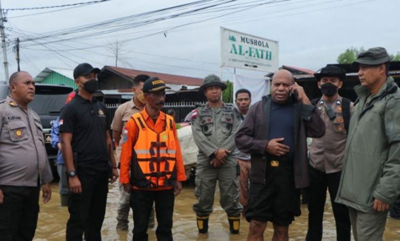 Tim SAR gabungan mengevakuasi warga terdampak banjir dan tanah longsor di Kota Jayapura, Papua, Jumat