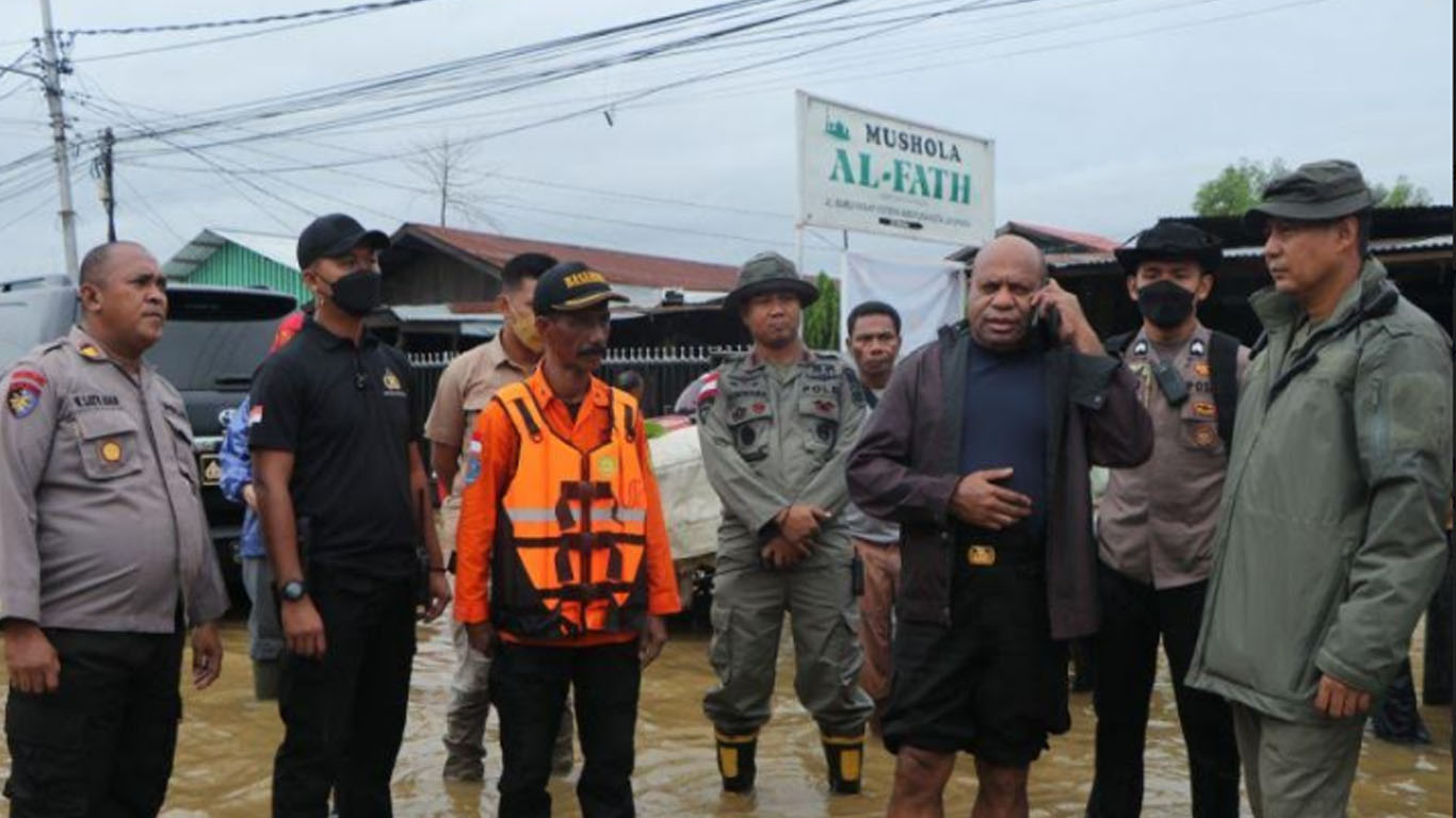 Tim SAR gabungan mengevakuasi warga terdampak banjir dan tanah longsor di Kota Jayapura, Papua, Jumat