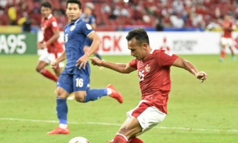 Timnas Indonesia sedang melawan Timnas Thailand di final leg pertama Piala AFF 2020.