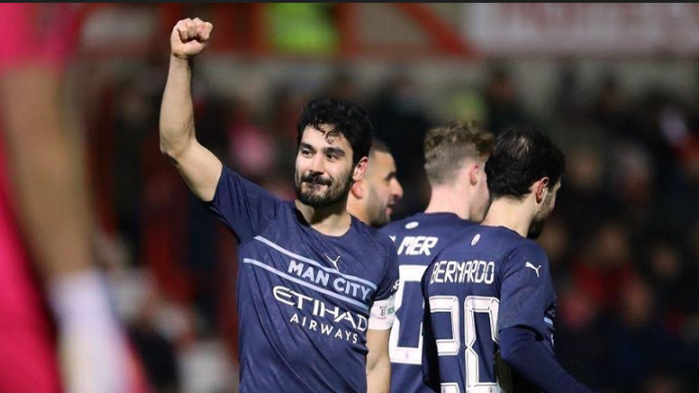 Gelandang Manchester City Ilkay Gundogan (kiri) melakukan selebrasi seusai mencetak gol dari tendangan bebas ke gawang Swindon Town dalam laga putaran ketiga Piala FA di Stadion The Country Ground, Swindon, Inggris, Jumat (7/1/2022) waktu setempat