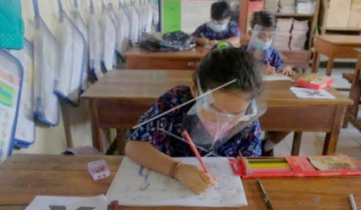 Anak belajar luring di sekolah