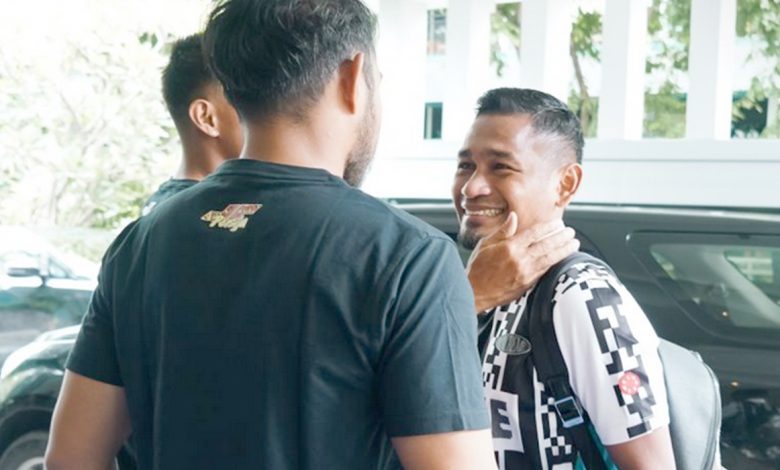 Gelandang Persija Ramdani Lestaluhu (kanan) berpamitan dengan rekan-rekannya pada Rabu (5/1/2022). Ramdani dipinjamkan ke PS Sleman sampai Liga 1 Indonesia