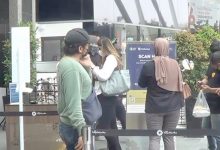 Para petugas membantu para pengunjung menggunakan aplikasi peduli lindungi untuk menunjukkan kartu vaksin di Mal Kota Kasablanka, Jakarta Selatan, Selasa (10/8/2021)