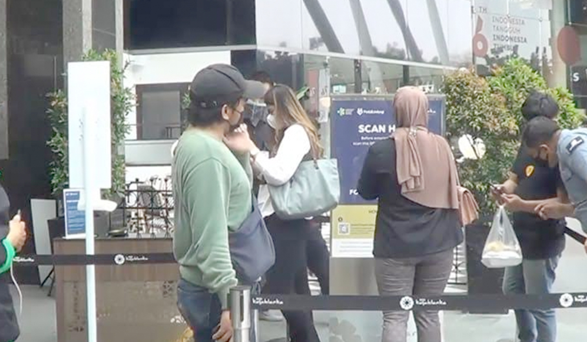 Para petugas membantu para pengunjung menggunakan aplikasi peduli lindungi untuk menunjukkan kartu vaksin di Mal Kota Kasablanka, Jakarta Selatan, Selasa (10/8/2021)