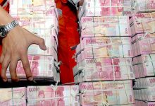 Arsip foto - Seorang petugas menata uang kertas rupiah di bagian Cash Centre BNI di Jakarta