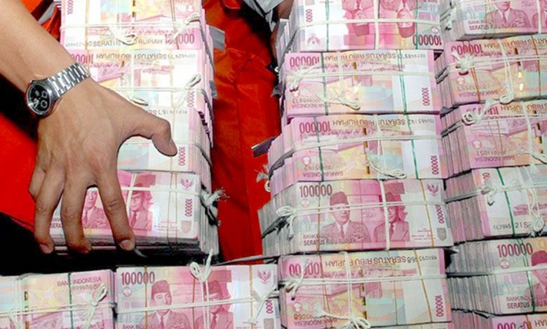 Arsip foto - Seorang petugas menata uang kertas rupiah di bagian Cash Centre BNI di Jakarta