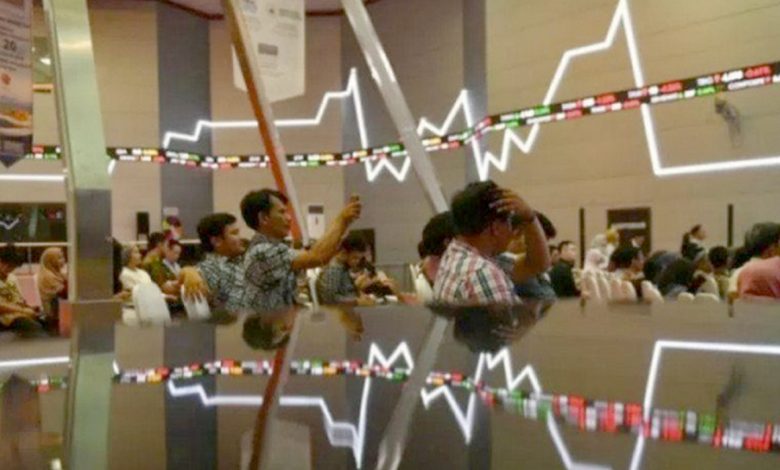Ilustrasi - Sejumlah pengunjung duduk berlatar belakang pergerakan Indeks Harga Saham Gabungan (IHSG) di Bursa Efek Indonesia, Jakarta