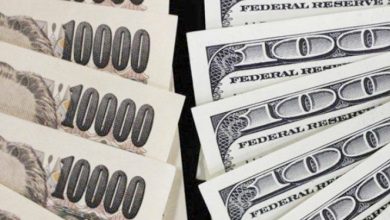 Lembaran 100 dolar AS dan 10 ribu yen Jepang yang diambil di Tokyo, Jepang.