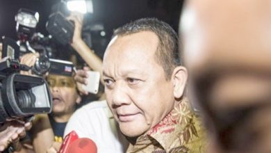 Sekretaris Mahkamah Agung (MA) Nurhadi usai memberikan keterangan kepada media seusai menjalani pemeriksaan di KPK di Jakarta, Selasa (8/3), sebagai saksi perkara suap terkait permintaan penundaan pengiriman putusan kasasi perkara korupsi dengan tersangka Kasubag Perdata MA Andri Tristianto Sutrisna