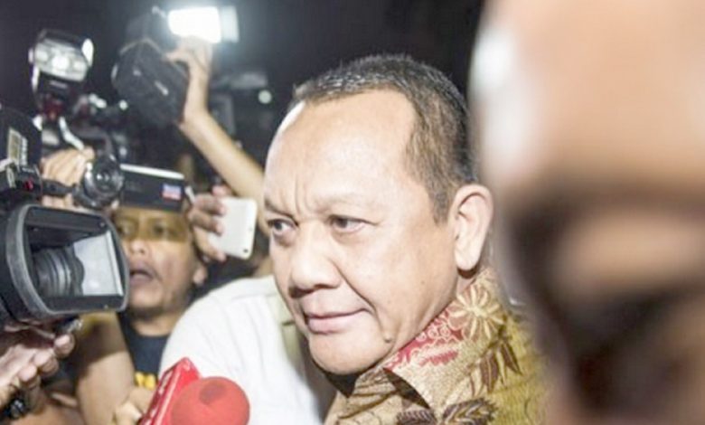 Sekretaris Mahkamah Agung (MA) Nurhadi usai memberikan keterangan kepada media seusai menjalani pemeriksaan di KPK di Jakarta, Selasa (8/3), sebagai saksi perkara suap terkait permintaan penundaan pengiriman putusan kasasi perkara korupsi dengan tersangka Kasubag Perdata MA Andri Tristianto Sutrisna